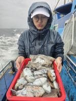 10/4일 갑오징어 조황 오늘도 먼바다로 달려 사이즈좋은 갑이들 마리수로 만나고 왔습니다 깊은 수심에 줄엉킴.. 사진