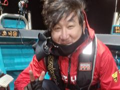 (거제하모니호)강풍속에서도 한치먹물 피딩 피딩 사진