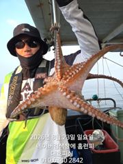 대호피싱9분 모시고 야간 문어낚시 나왔습니다 싸이즈가 좋은 문어가 잘 나오네요 사진