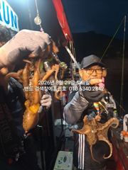 8월29일 군산 홈런호 야간문어 출조 하였습니다! 변함없이 문어들 잘올라와 줍니다. 실시간 구경들 하시고 미루지 말고 군산 홈런호 문어 뜯으러 오시죠!그럼 끝날때까지 열심히 흔들고 뜯어 보겠습니다. 사진