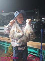 실시간 조황 - 군산 살이 꽉찬 가을 "꽃게"가 다시 왔어요~낚아낸 꽃게 반,떨어진 꽃게 반~~ㅎㅎ~늦은 오후반 4시간조황~군산낚시프라자 챔피언호 사진