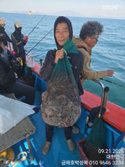 [고흥,녹동] 낚시로 문어 잡아 냉동고 채울시기입니다 묵직한 문어들… 사진
